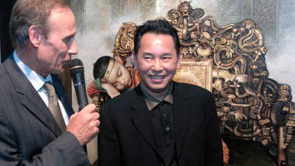 Jiang Guofang and curator Thomas Tyllack in front of the painting 'Dream'